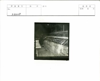室内砖墙碑文与木凳.jpg
