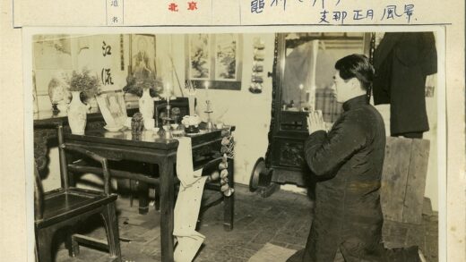 室内祭坛祈祷场景.jpg