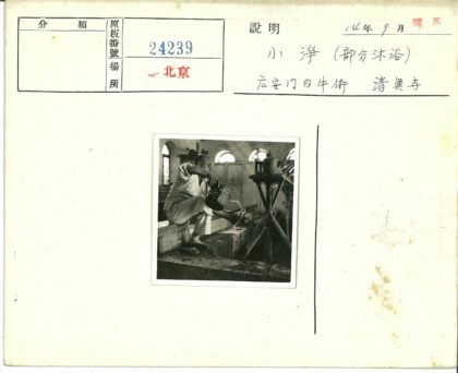 室内窗边倒茶壶水的人.jpg