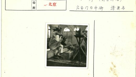 室内窗边倒茶壶水的人.jpg