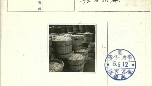 室内紧密排列的花生柳条篮.jpg