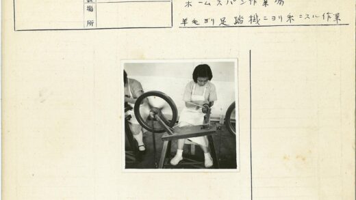 室内纺车工作的女人.jpg