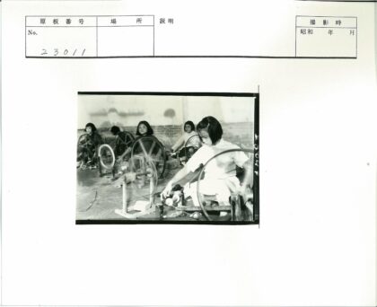 室内纺车工作的年轻女孩.jpg