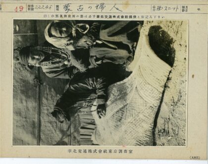室内编织篮旁两人合影.jpg