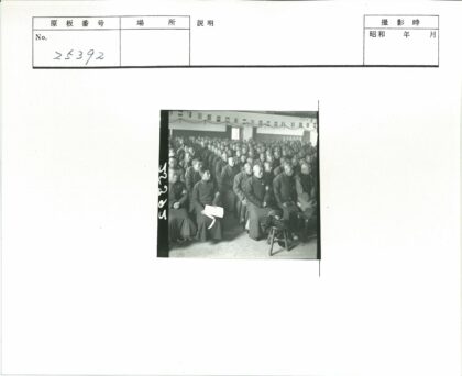 室内聚会人群与装饰窗户.jpg