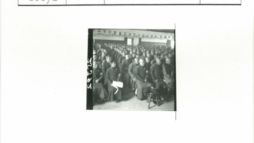 室内聚会人群与装饰窗户.jpg