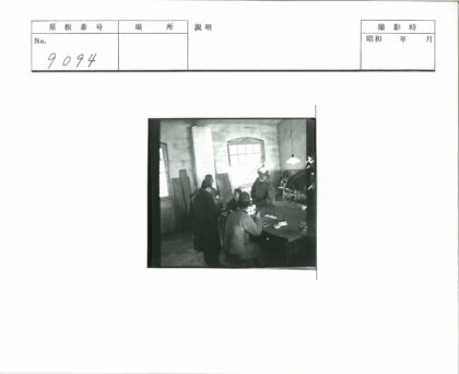 室内聚会桌边人物场景.jpg