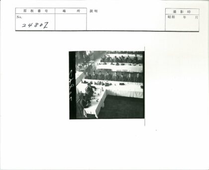 室内聚会桌边人群与物品.jpg