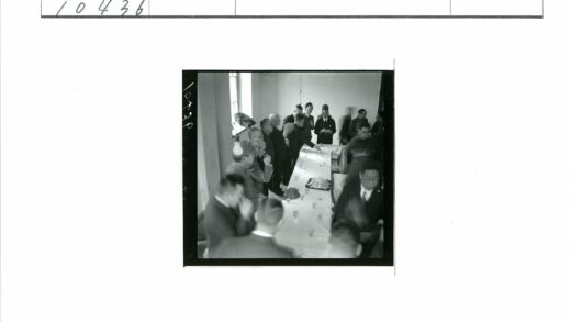 室内聚会桌边小吃与灯光.jpg