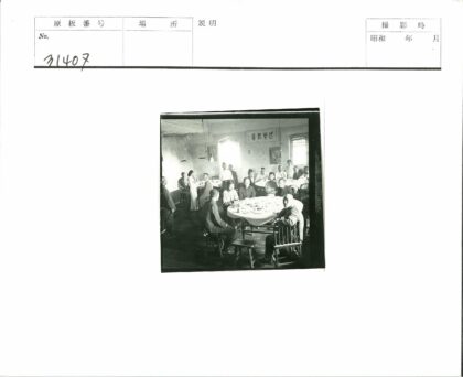 室内聚会餐桌人群装饰窗户.jpg