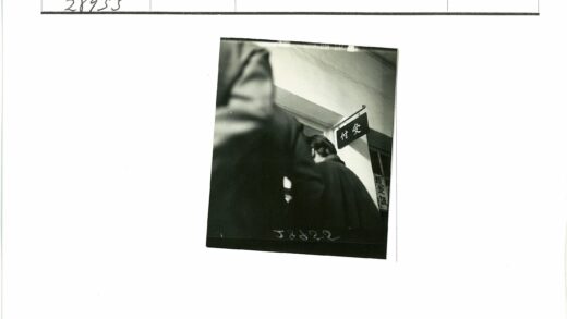 室内背影与日文标志.jpg