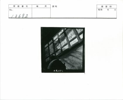 室内艺术品与阳光阴影.jpg