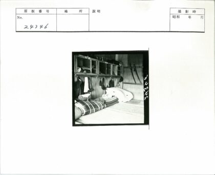 室内蒲团与剑装饰房间.jpg