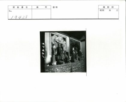 室内装饰雕像与华丽云纹框架展示.jpg