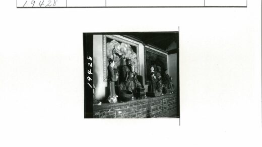 室内装饰雕像与华丽云纹框架展示.jpg