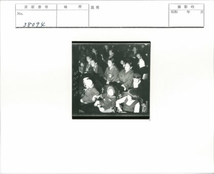 室内观看活动的妇女儿童.jpg