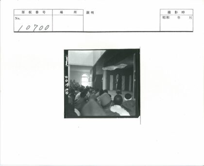 室内观看舞台表演拱窗背景.jpg