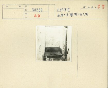 室内角落旧物散落木门.jpg