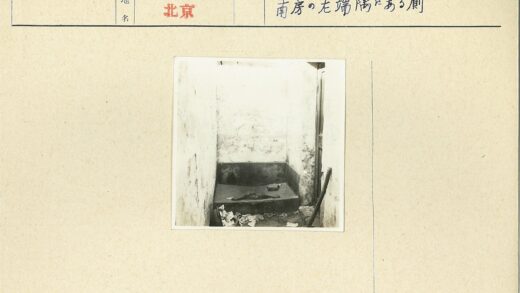 室内角落旧物散落木门.jpg