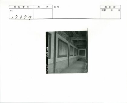 室内走廊雕刻梁瓷砖地板.jpg