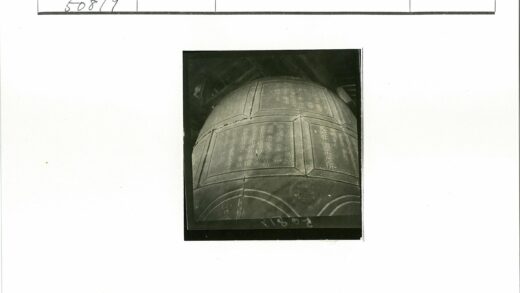 室内金属钟特写与文字面板.jpg