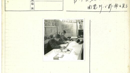 室内长桌工作场景棋盘与装饰.jpg