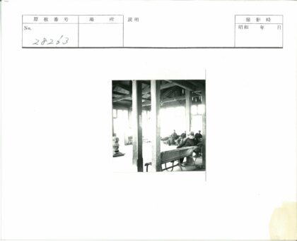 室内长椅与建筑结构历史影像.jpg