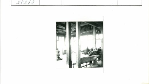 室内长椅与建筑结构历史影像.jpg