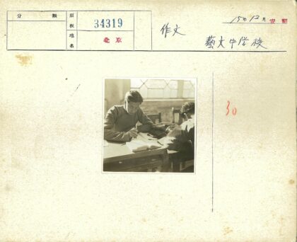 室内阅读写作木桌光影.jpg