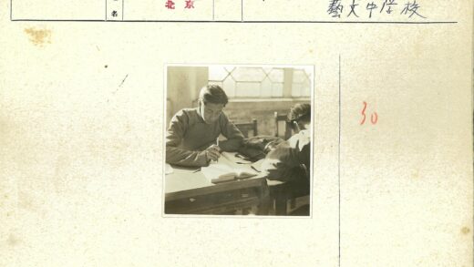室内阅读写作木桌光影.jpg