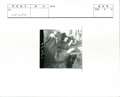 室内阅读的兜帽人.jpg