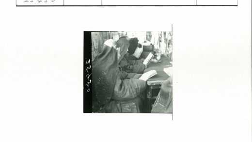 室内阅读的兜帽人.jpg