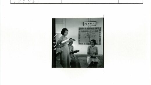 室内阅读的女性与装饰墙.jpg