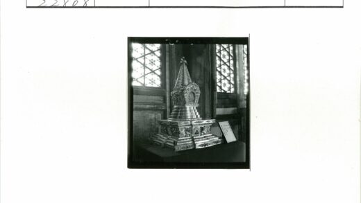 室内陈列金银雕刻工艺品.jpg