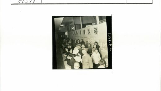 室内集会人群与装饰墙画.jpg