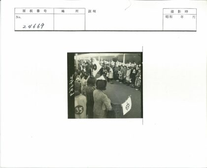 室内集会人群举旗场景.jpg