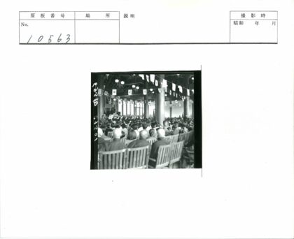 室内集会大厅悬挂旗帜与灯光.jpg