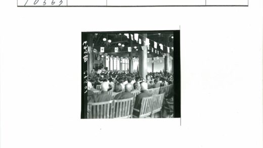 室内集会大厅悬挂旗帜与灯光.jpg