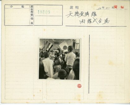 室内集会孩子骑肩看舞台.jpg