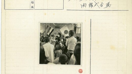 室内集会孩子骑肩看舞台.jpg
