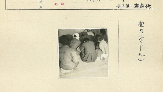 室内集体背影合影.jpg