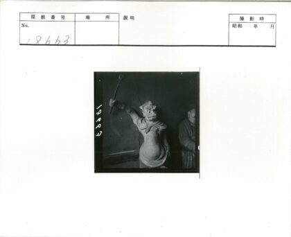 室内雕像与人物黑白摄影.jpg