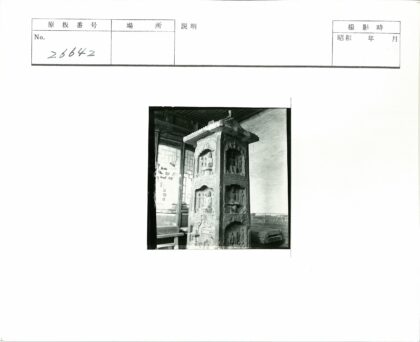 室内雕刻石柱与窗景.jpg
