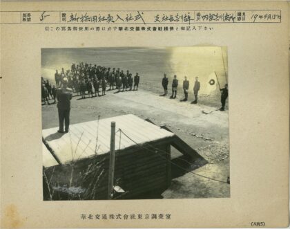 室外仪式人群与木结构建筑.jpg