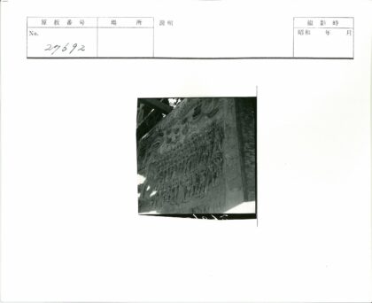 室外垂直石头浮雕人物雕刻.jpg
