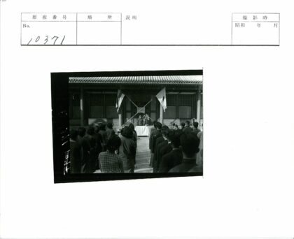 室外庭院演讲与旗帜传统建筑.jpg
