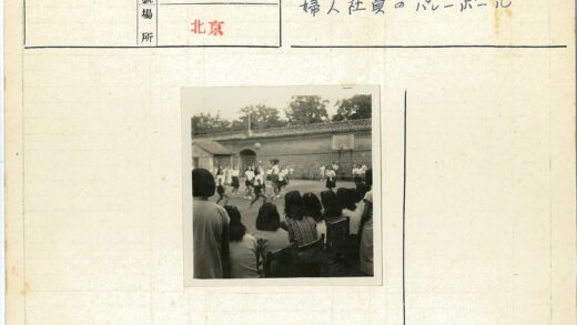 室外篮球场观众与砖墙树木背景.jpg