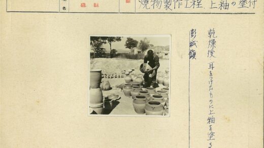 室外陶罐与陶片风景.jpg