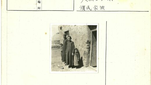 家庭与土坯房前的孩子.jpg