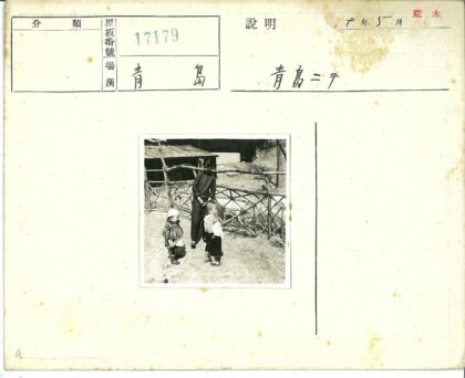 家庭与质朴建筑户外合影.jpg
